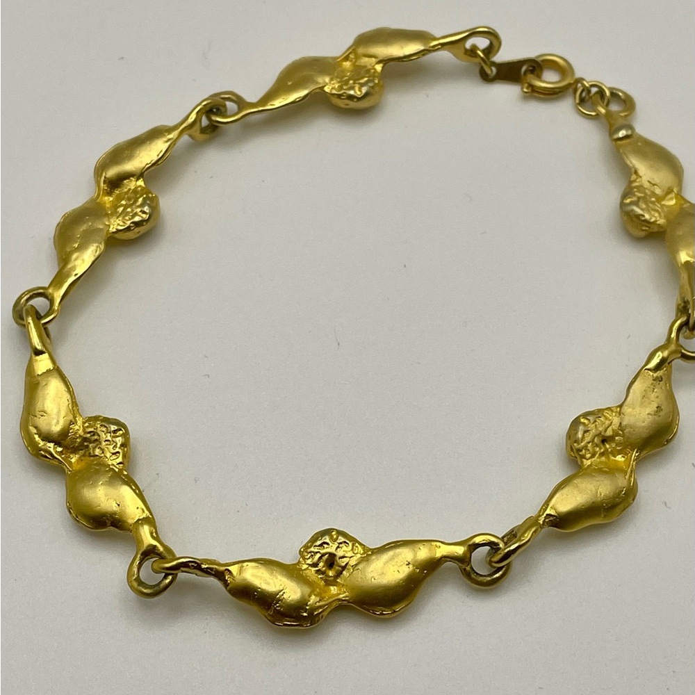 Vintage Cherub Angel Winged Link Bracelet. Gold tone. 8 1/2 inches long - Picture 4 of 6